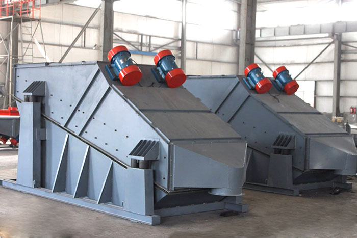 ZSG礦用振動(dòng)篩采用雙電機(jī)振動(dòng)，電機(jī)位置安裝在頂部，便于更好的傳遞振動(dòng)力。
